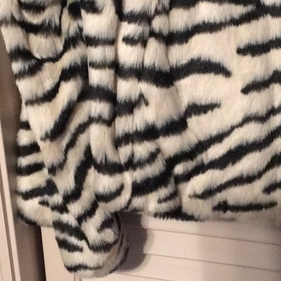 EUC,Terry Lewis design,Faux Tiger fur, Ivory and Black,size 1X, Cropped jacket - Picture 5 of 7